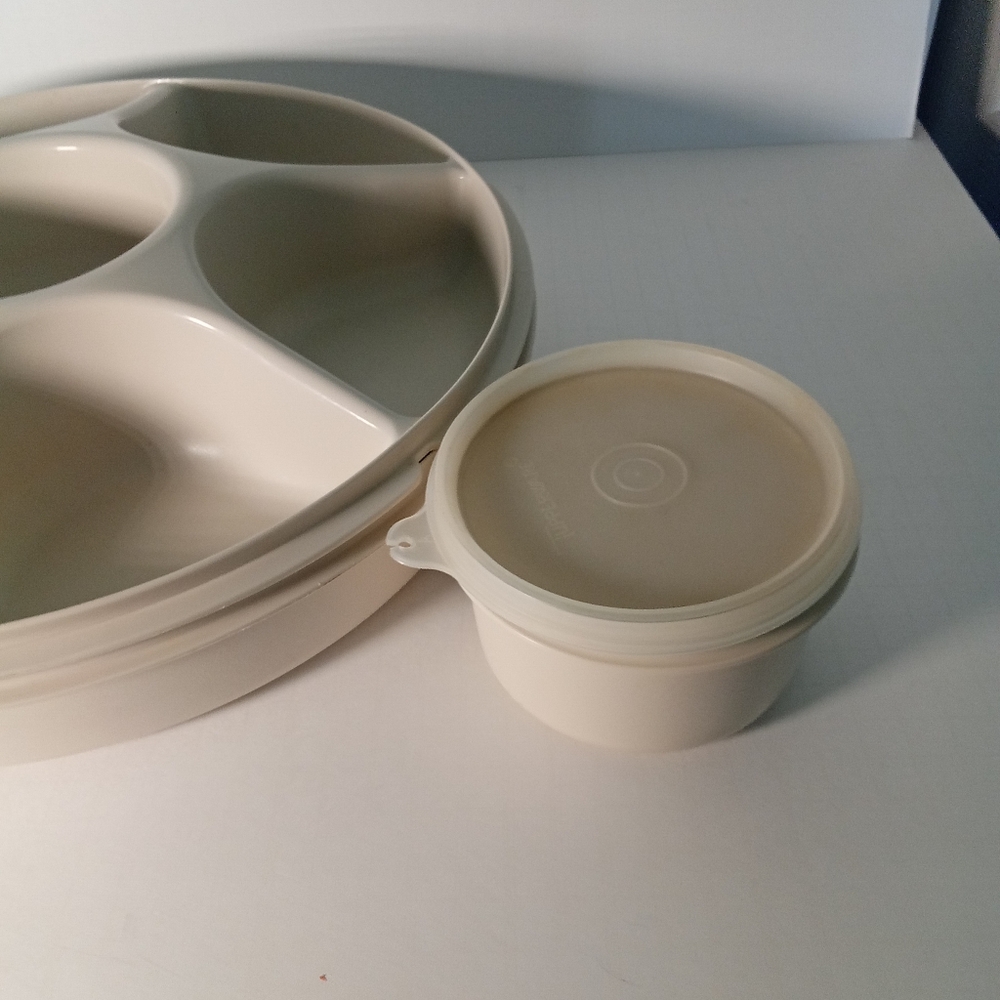 Vtg Tupperware Serving Dish with Cover and 6 Compartments plus Dip Bowl with Lid - Picture 5 of 12